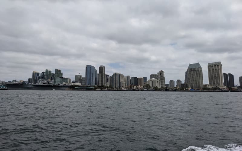 Die Skyline von Downtown San Diego über die San Diego Bay gesehen