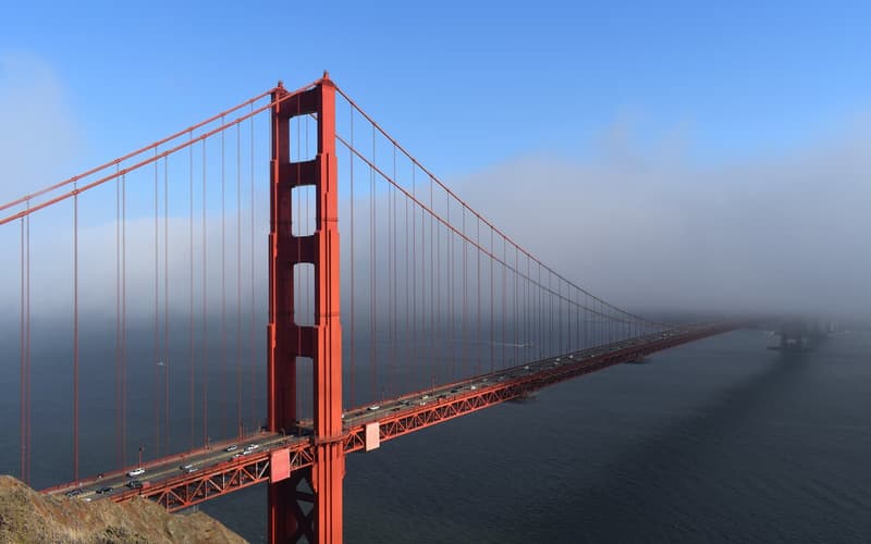 Die Golden Gate Bridge ragt aus dem Nebel, San Francisco