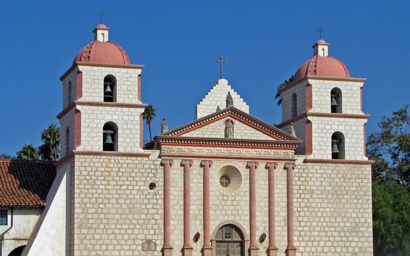 Die Doppelturmfassade der Old Mission Santa Barbara