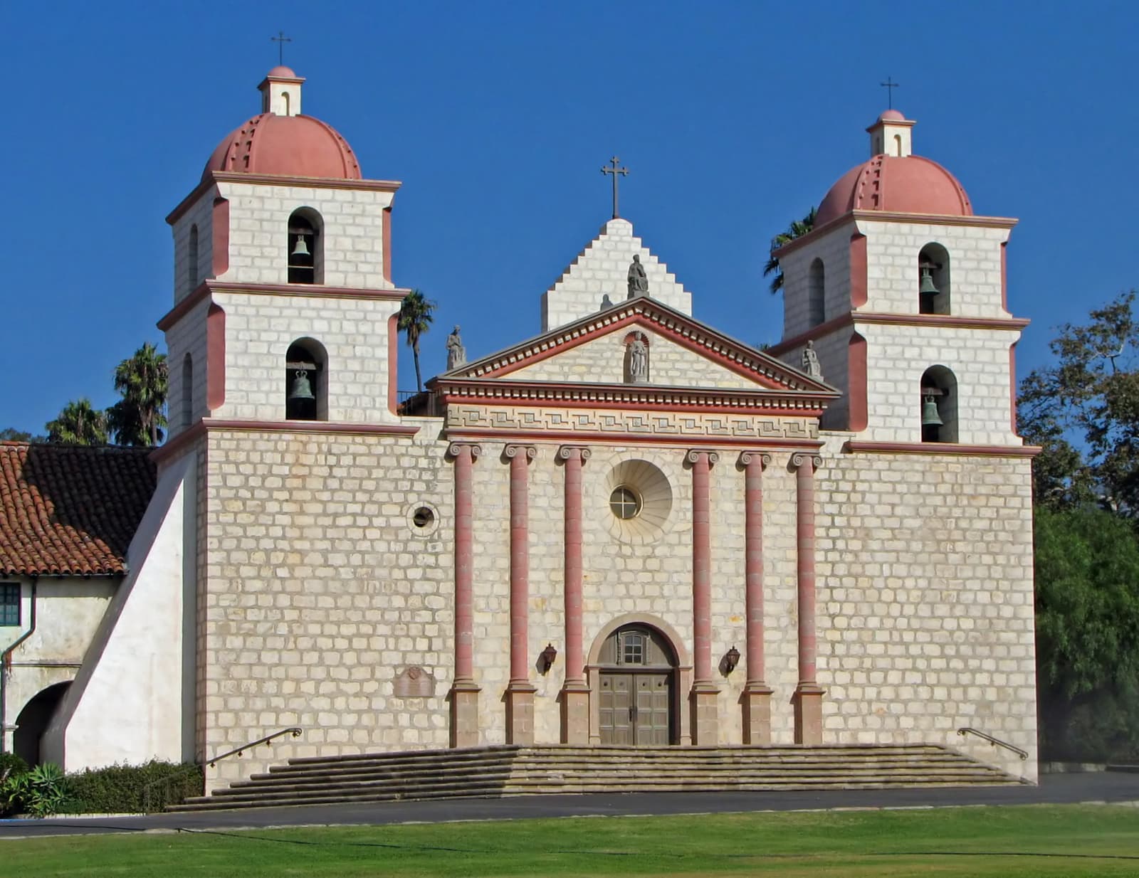 Die Doppelturmfassade der Old Mission Santa Barbara